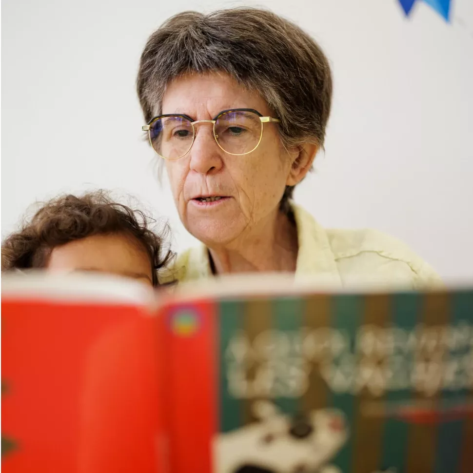 Dans le lieu parents-enfants de l'Arche de Noé de Lyon, une bénévole vient lire des histoires aux enfants Dans le lieu parents-enfants de l'Arche de Noé de Lyon, une bénévole vient lire des histoires aux enfants