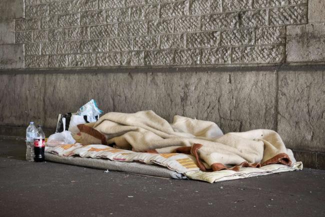 Un sans-abri dans une rue