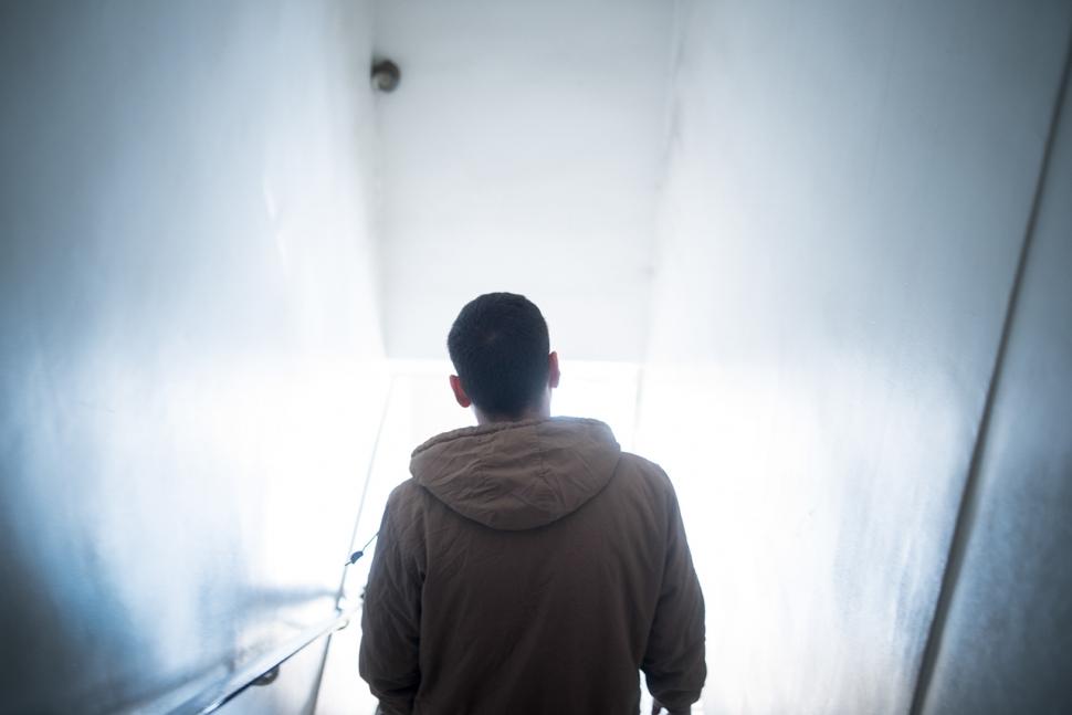 Après avoir fui l’Erythrée, Yémané voit enfin le bout du tunnel Migrant accueilli Fondation Armée du Salut escalier établissement