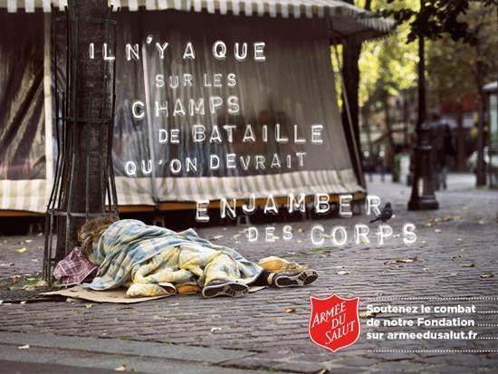 Il n'y a que sur les champs de batailles qu'on devrait enjamber des corps Armée du Salut campagne publicitaire femme sans abri allongée