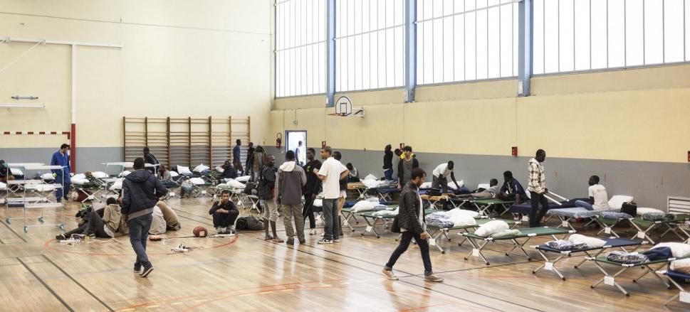 Fondation de l’Armée du Salut a mis à l’abri, à Paris et en région parisienne, plus de 670 migrants. Accueil migrants gymnase Paris Fondation Armée du Salut