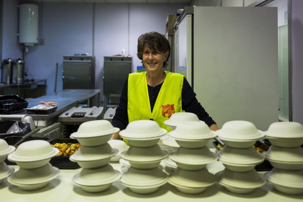 Bénévole armée du Salut soupes de nuit Paris aide alimentaire urgence 