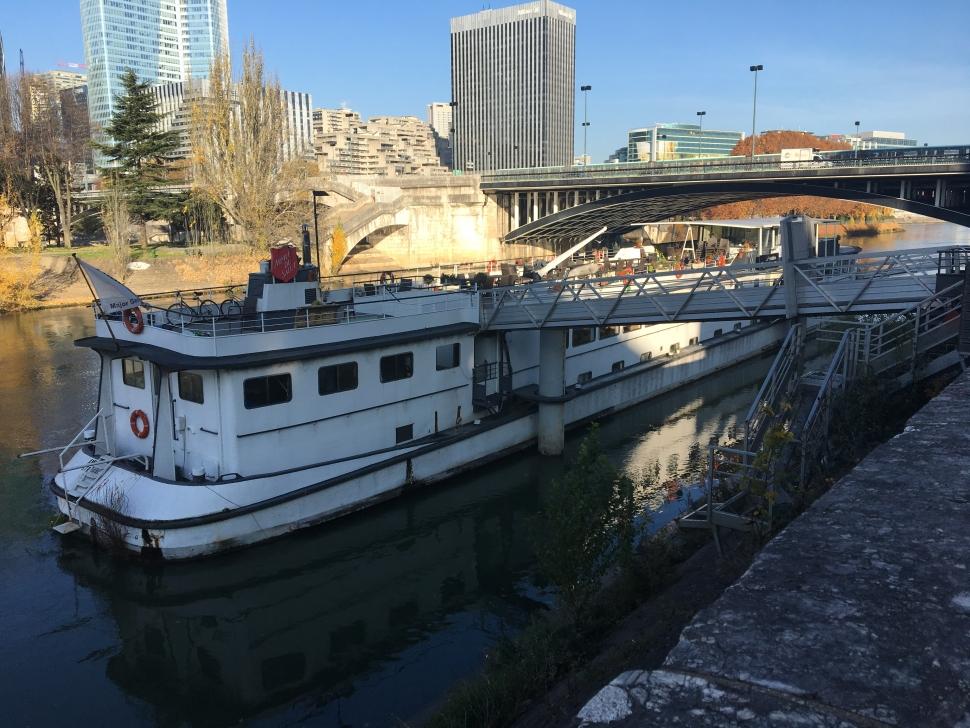 Amarré Pont de Neuilly, le « Bateau » de l’Armée du Salut fête ses 10 ans au service des plus précaires