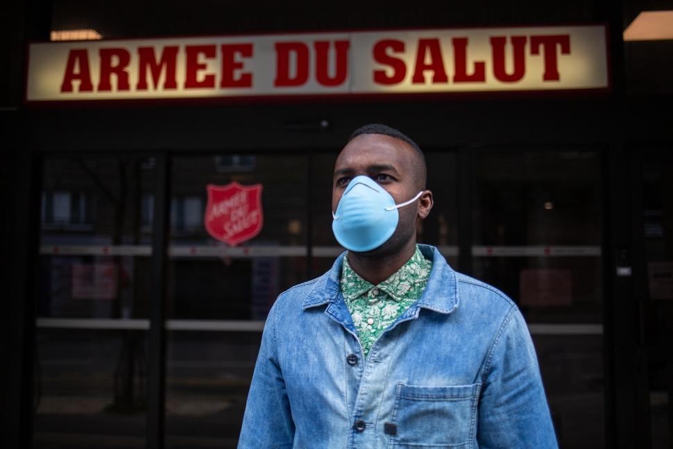 Confection de masques au siège de la Fondation Armée du Salut. Des resident du centre d'hebergement Albin Peyron fabriquent des masques pour faire face à la pandemie de Covid19. Paris le 9 Avril 2020