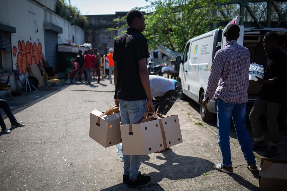 Distribution de paniers repas dans un lieu où vivent des exilés à Aubervilliers