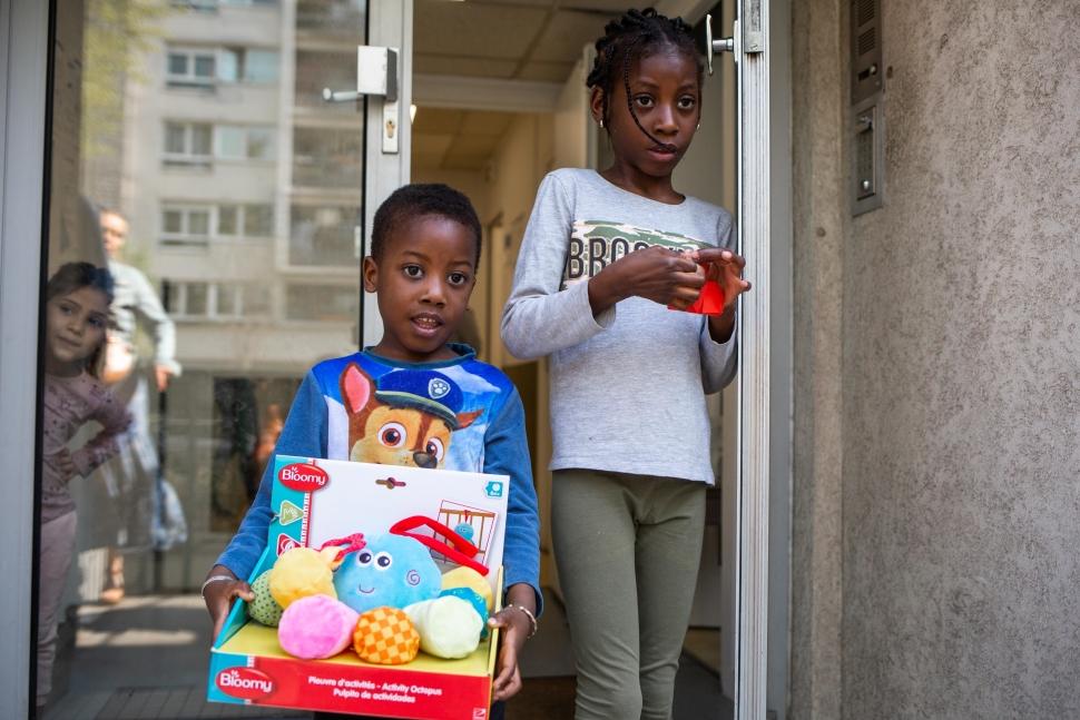 La Grande Recré offre des jouets pour les enfants du centre d'hebergement d'urgence installé dans une ancienne crèche, lors du confinement du à la pandemie du Covid19. Paris le 13 Avril 2020. Famille Lahat, acceuillie.