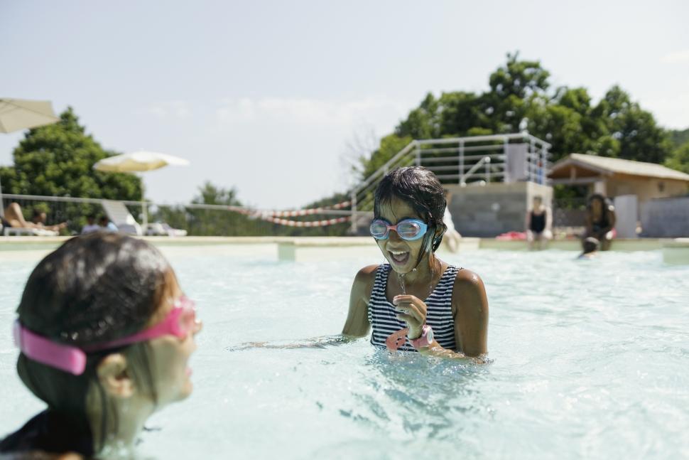 Grâce à vous des enfants et des familles modestes ont eu la chance de partir en vacances Vacances été piscine enfants familles modestes solidarité évasion exclusion logement précarité