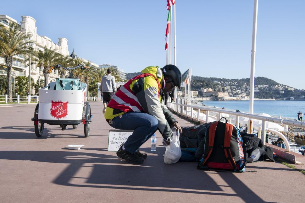 Nice : L'Armée du Salut vous présente sa première distribution alimentaire à vélo Nice : L'Armée du Salut vous présente sa première distribution alimentaire à vélo