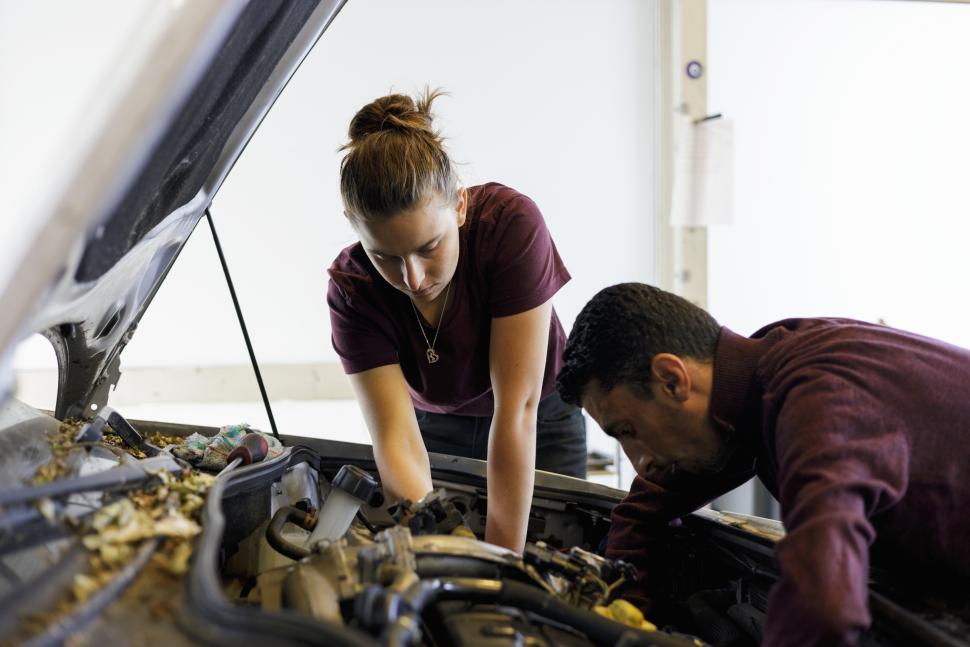 Un garage solidaire pour réinsérer et faciliter la mobilité des personnes précaires Un garage solidaire pour réinsérer et faciliter la mobilité des personnes précaires