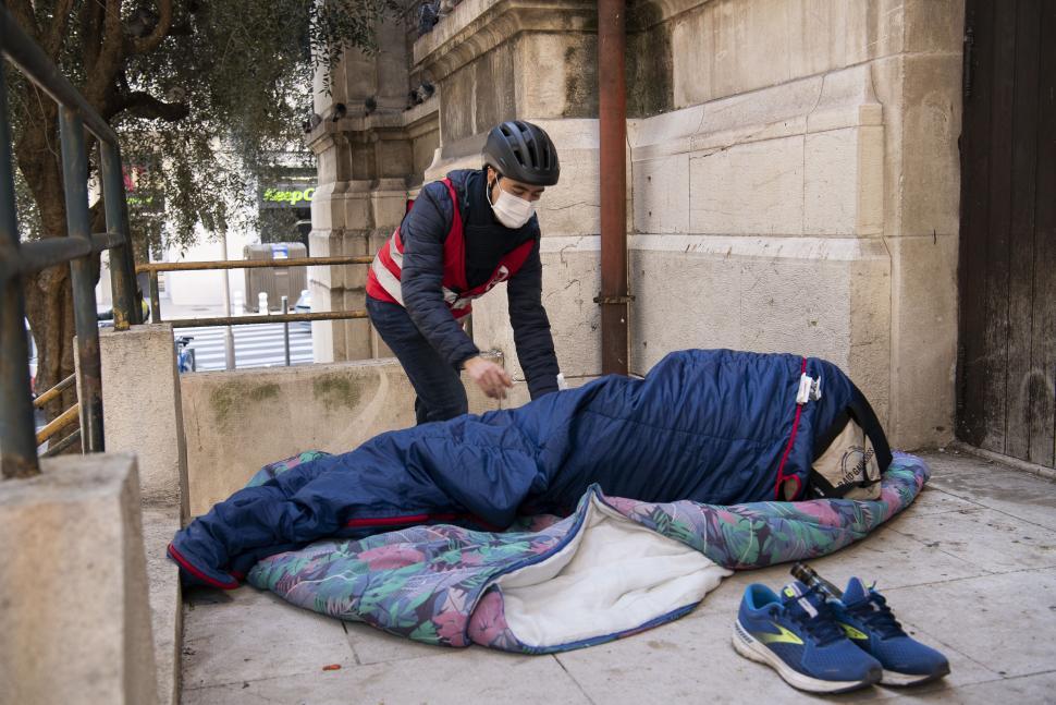 Hugo effectue une maraude un triporteur pour apporter des repas à des personnes en grande précarité. Quartier Rue de France à Nice, 13 janvier 2022. Photographie de Corinne SIMON. la crise du logement touche des millions de personnes en France