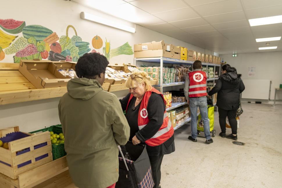 Banque alimentaire sur le site des "Grandes Voisines" Francheville, ouest de Lyon.