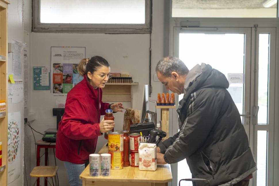 Une personne fait ses courses dans une épicerie sociale