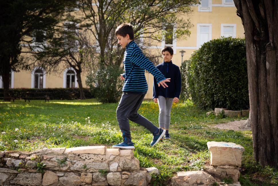 Des jeunes de l'Institut Nazareth à Montpellier jouent sur un muret Des jeunes de l'Institut Nazareth à Montpellier jouent sur un muret