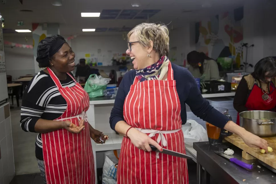 Une bénévole et une personne accueillie échangent lors d'un atelier cuisine à La Cocotte de l'Armée du Salut à Paris Une bénévole et une personne accueillie échangent lors d'un atelier cuisine à La Cocotte de l'Armée du Salut à Paris