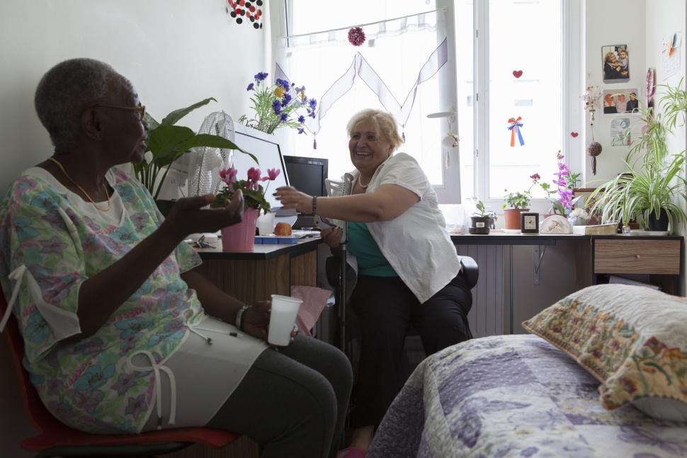 Les résidences autonomie (ex-logements-foyers) sont des ensembles de logements pour les personnes âgées associés à des services collectifs Résidence personnes âgées échange conversation Fondation Armée du Salut