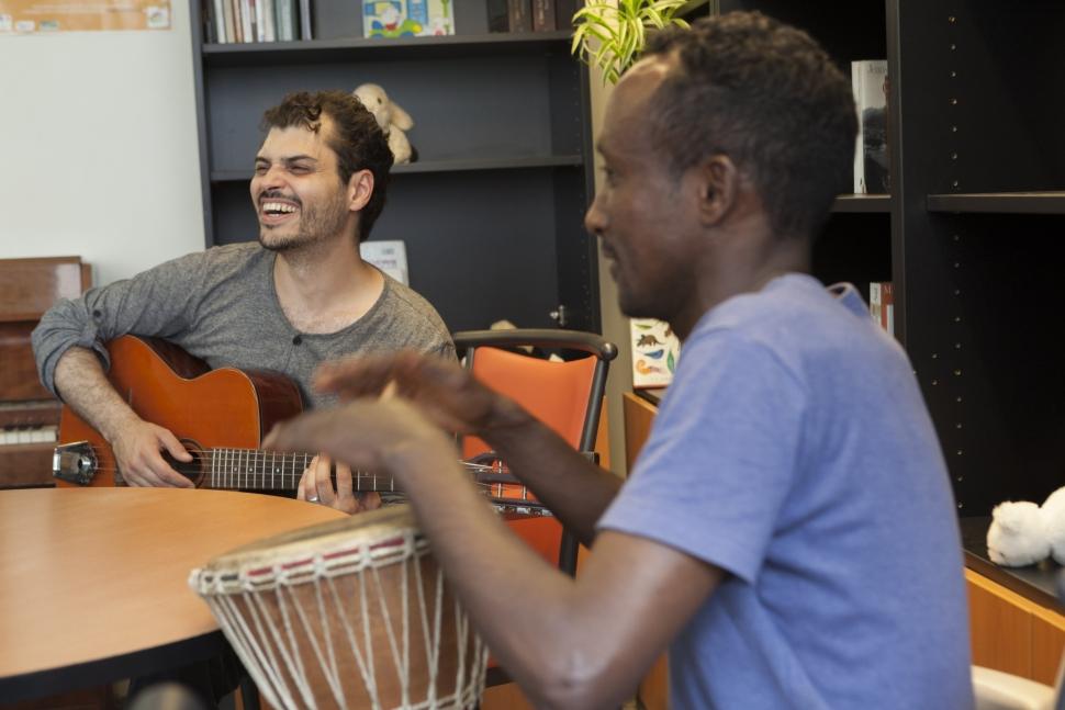 Participation des personnes valeurs clés de la Fondation de l'Armée du Salut Homme jouent instruments musique