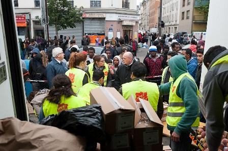 Elle participe aussi aux distributions alimentaires d'urgence pour les migrants Distribution alimentaire urgence migrants Paris