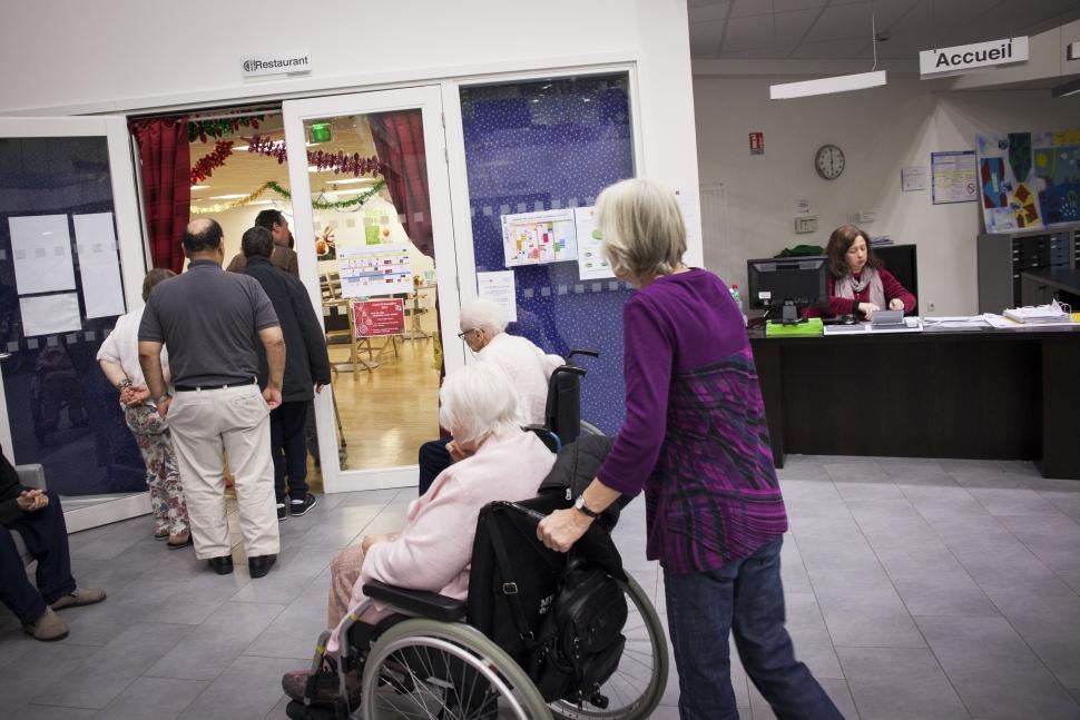 Un aidant familial s'occupe quotidiennement d'un proche dépendant, handicapé ou gravement malade maison de retraite médicalisée aidant familial Fondation Armée du Salut