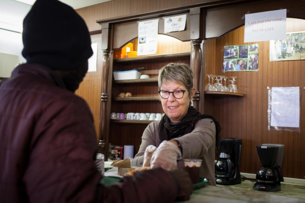 A Mulhouse, entrée, plat avec viande ou poisson, laitage, dessert, eau et thé et café pour personnes isolées, femmes avec enfants.