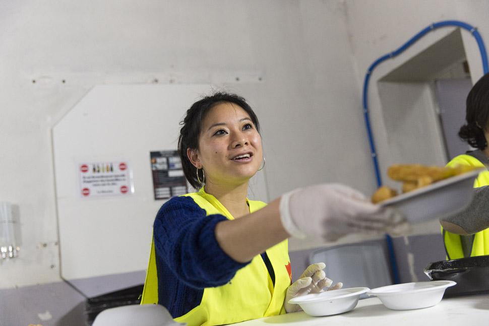 A Paris, en moyenne 300 repas par soir sont distribués aux Soupes de Nuit.