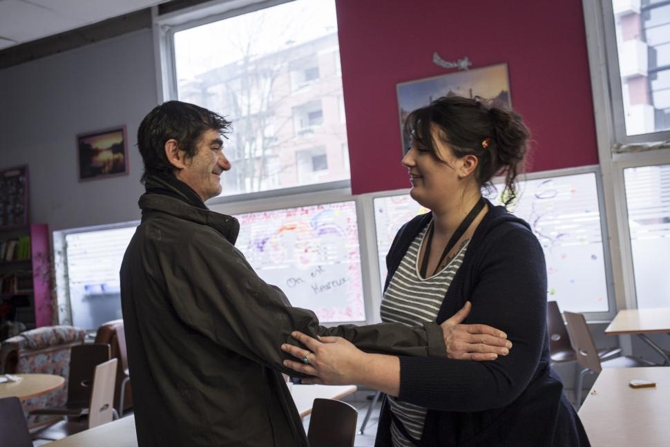 Fondation de l’Armée du Salut accorde une attention toute particulière aux grands donateurs Accueil de jour Dunkerque homme accueilli femme assistante sociale Fondation Armée du Salut
