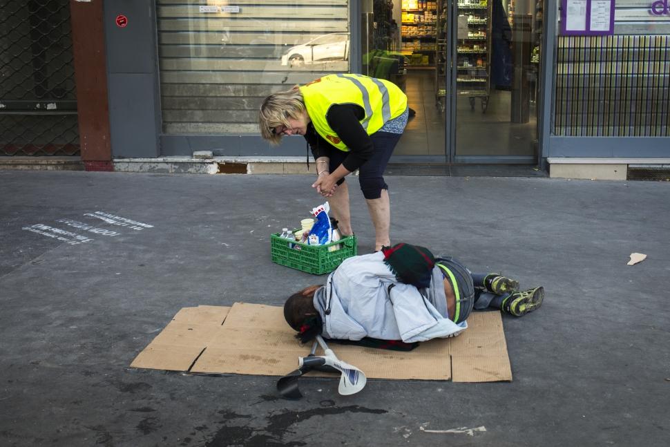 Bénévole de l'Armée du Salut pendant les petits-déjeuners itinérants de l'Armée du Salut à Paris Armée du Salut bénévole personne sans abri exlcusion