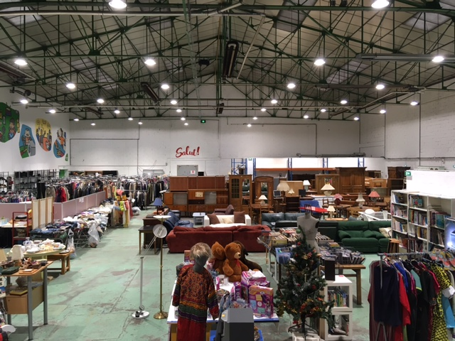 Le magasin de 800m2 et les ateliers ont pour trois missions principales : récupérer et réparer, revendre à bas prix et favoriser l'insertion professionnelle. Fondation Armée du Salut Magasin-solidaire-ACI-Vaulx-en-Velin