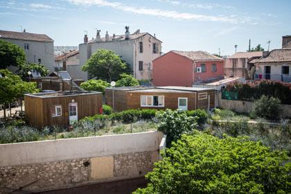 Ouvert en 2009, le Hameau, à Marseille, accueille dans 11 chalets en bois 20 personnes vivant à la rue auparavant Exlcusion sans abri Hameau Armée du Salut Marseille