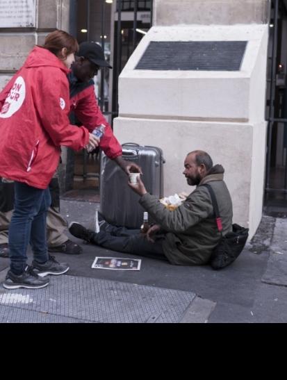 SDF. Maraude matinale de ADS dans les quartiers autour de Gare du Nord et de l'Est à Paris. Octobre 2018.