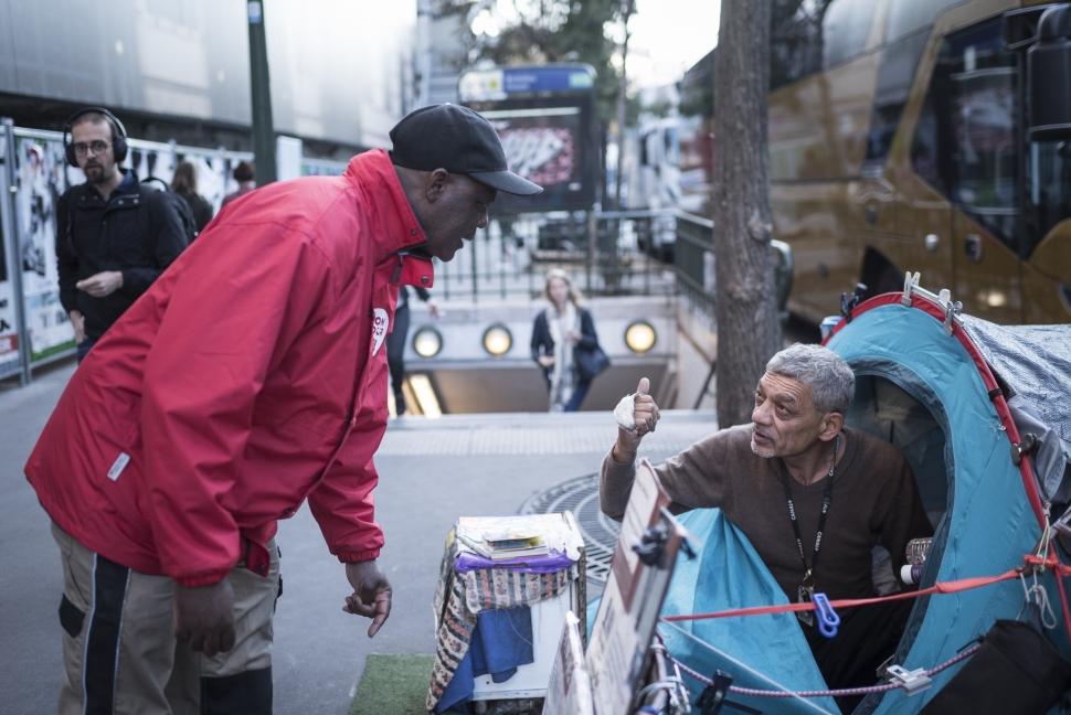 SDF. Maraude matinale de ADS dans les quartiers autour de Gare du Nord et de l'Est à Paris. Octobre 2018.
