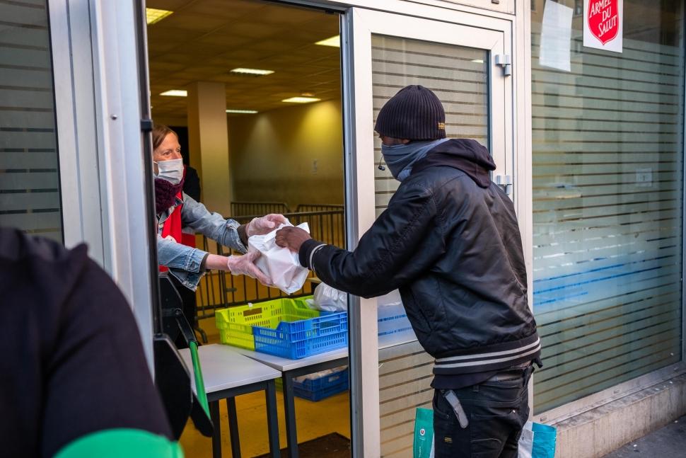 Distribution Alimentaire lors de la pandemie de Covid19 à Paris. SIte du 11 rue Leon Jouhaux dans le 10ème arrondissement de Paris. Le 23 MArs 2020.
