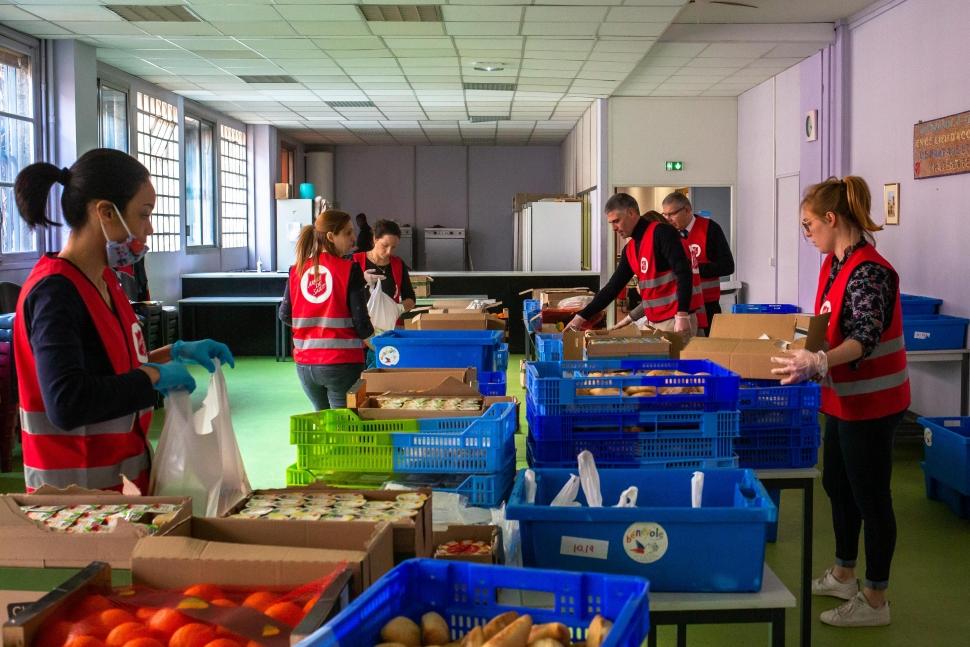 Distribution Alimentaire lors de la pandemie de Covid19 à Paris. SIte du 11 rue Leon Jouhaux dans le 10ème arrondissement de Paris. Le 23 MArs 2020.