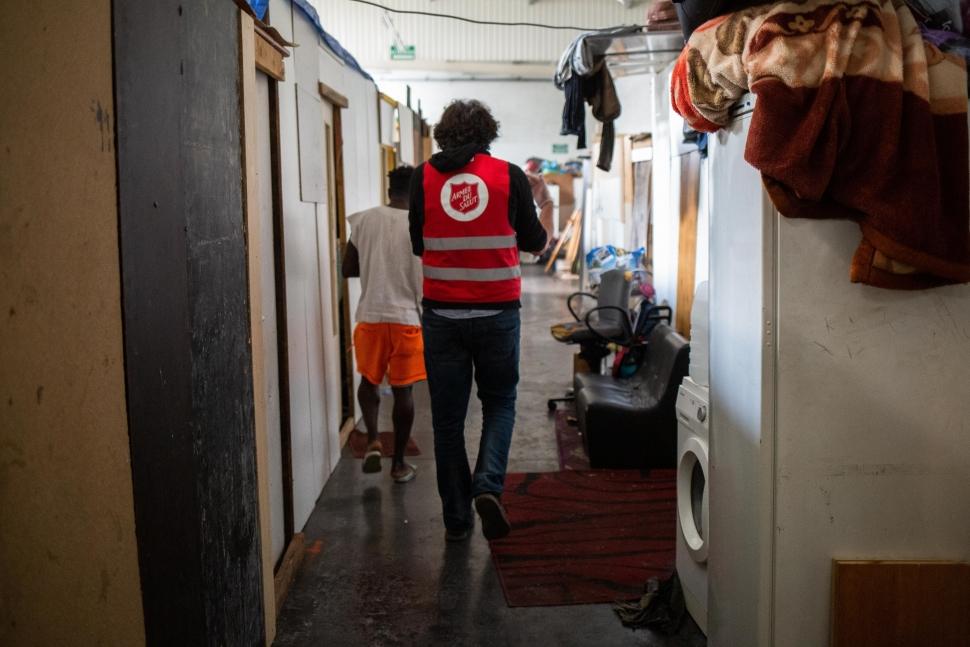 Distribution dans un lieu occupé par des personnes exilées à Aubervilliers