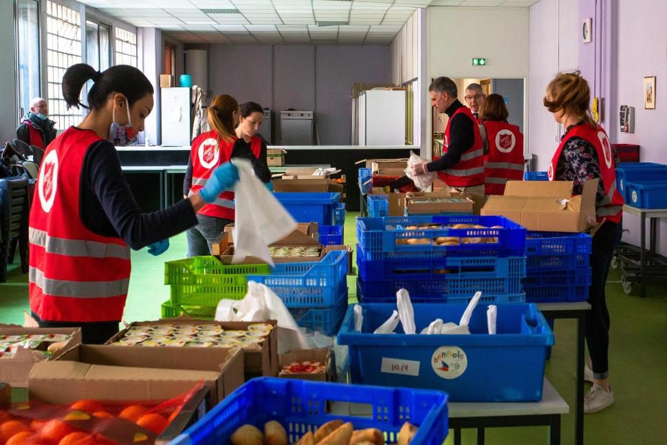 Distribution Alimentaire lors de la pandemie de Covid19 à Paris. SIte du 11 rue Leon Jouhaux dans le 10ème arrondissement de Paris. Le 23 MArs 2020.