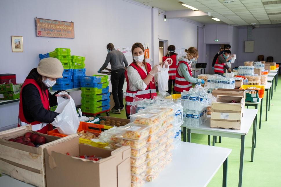 Distribution alimentaire lors de la pandemie de COVID19.Paris benevolat armee du salut urgence alimentaire benevole Paris