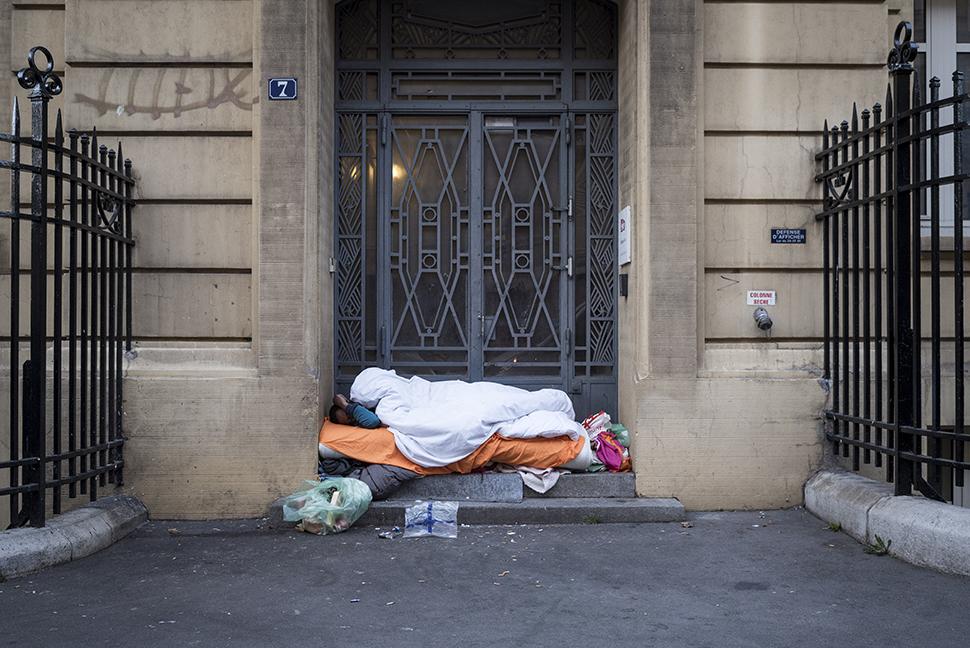 Saliou Bah, SDF. Maraude matinale de l'Armée du Salut dans les quartiers autour de Gare du Nord et de l'Est à Paris. Octobre 2018. 10 millions de pauvres bientôt en France