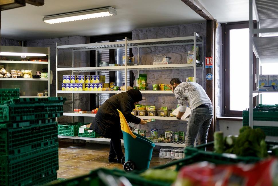 L'épicerie sociale de Mulhouse permet à des familles en difficulté d'acheter des produits sains pour confectionner des repas équilibrés 