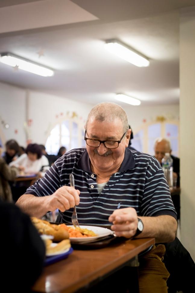 Pause déjeuner dans un restaurant social du poste d'évangélisation de Nice