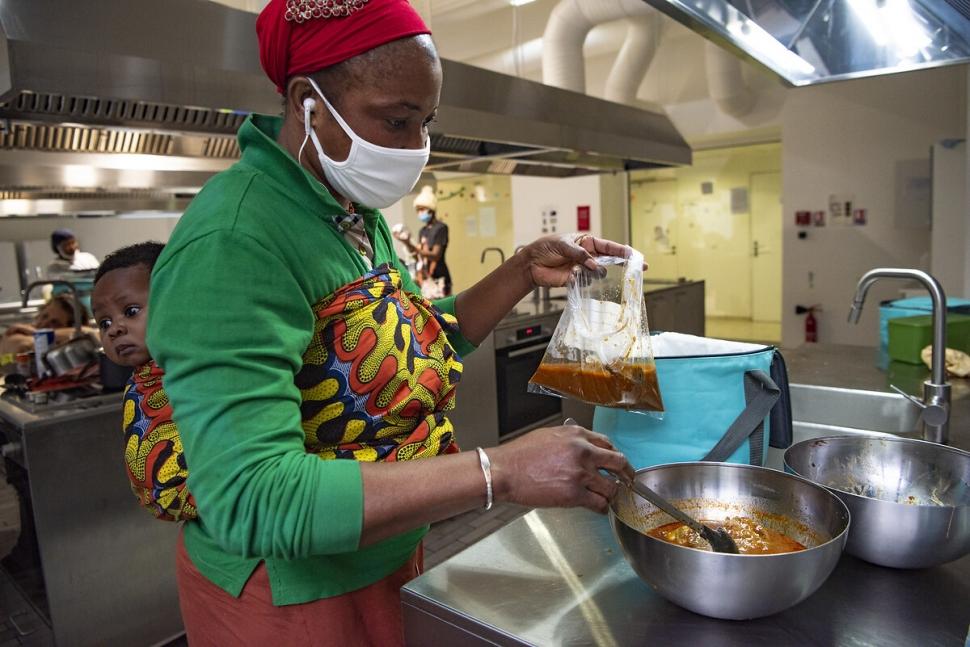 Préparation du repas dans les cuisines partagées du Palais de la Femme, à Paris