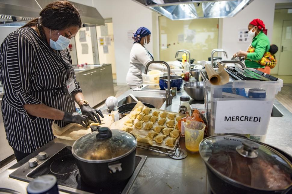 Pour une meilleure alimentation des familles en hôtel social - Photo : Vincent Gerbet Partager ses cuisines pour une meilleure alimentation des familles en hôtel social