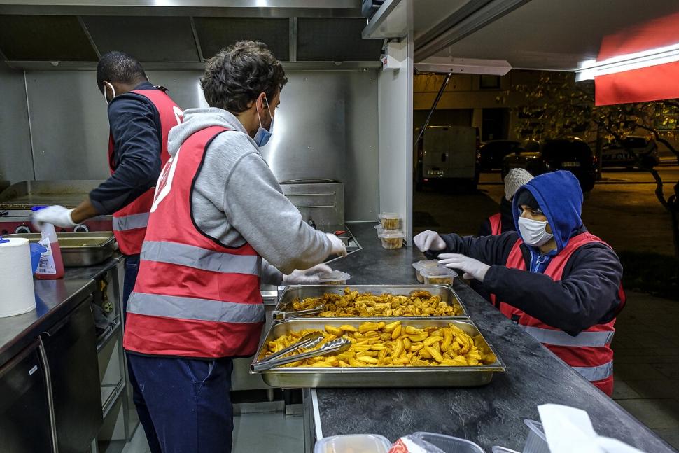 Un foodtuck lyonnais permet d'offrir des repas chauds cuisinés aux personnes sans domicile Un foodtuck lyonnais permet d'offrir des repas chauds cuisinés aux personnes sans domicile