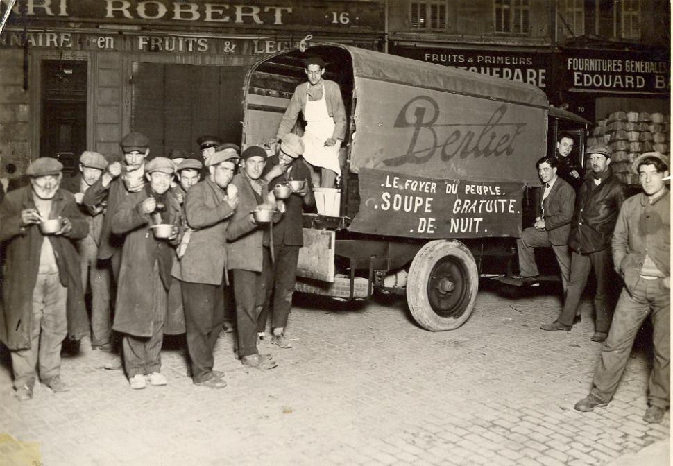 Dans les 1920-1930, en France, l'Armée du Salut lance les Soupes de nuit, à Paris. 2021 : 140 ans de présence de l’Armée du Salut en France - 1881 : Les soutiens promis tardent