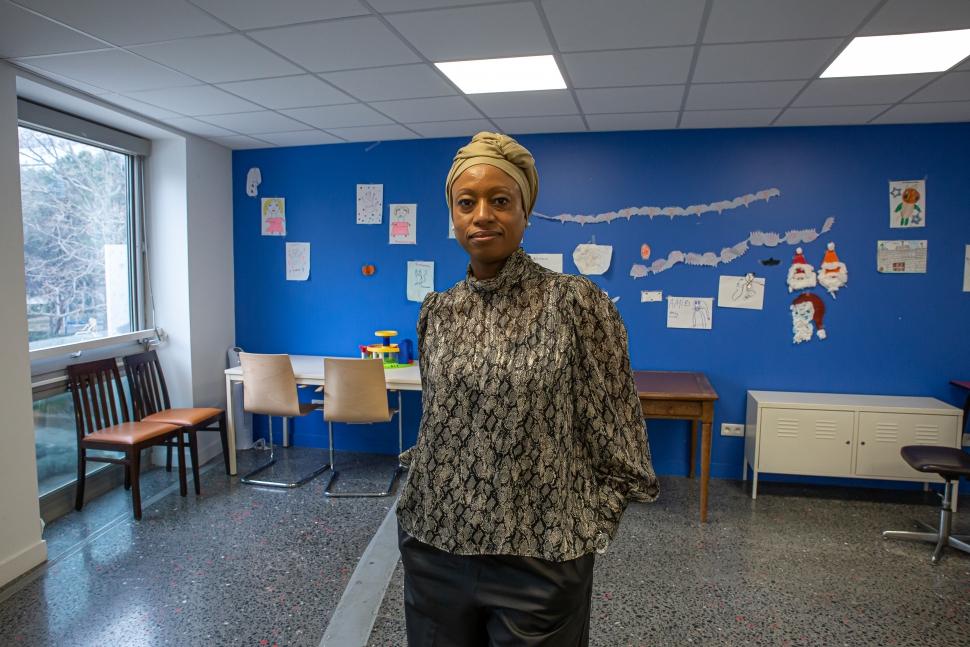 Aissata est agent d'accueil au "CHU Montparnasse" à Paris Emploi Chômage Insertion Sociale Salaire Dignité Pouvoir d'achat Autonomie