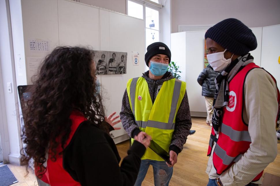 Tajik est agent de médiation à la Halte humanitaire à Paris Emploi Chômage Insertion Sociale Salaire Dignité Pouvoir d'achat Autonomie