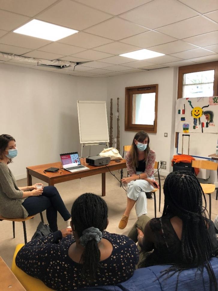 Anne, gynécologue et Charlotte, infirmière, rappellent les règles d’hygiène en matière de santé Précarité menstruelle Prévention Santé Exclusion Centres d’hébergement d’urgence Accueils de jour