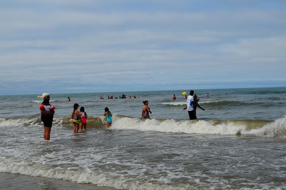 Vacances été piscine enfants familles modestes solidarité évasion exclusion logement précarité