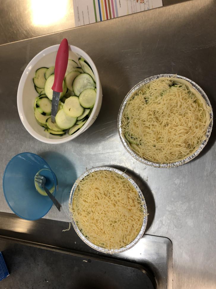 Une quiche à la courgette est une bonne base pour un repas équilibrée Une quiche à la courgette est une bonne base pour un repas équilibrée