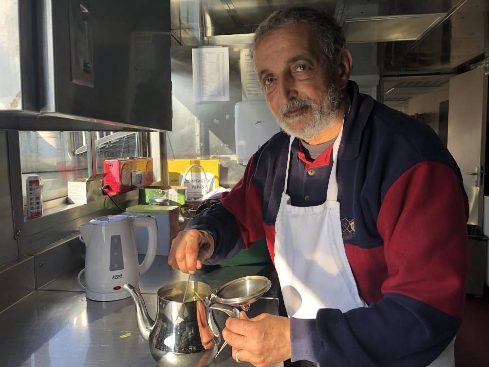 Idder, résident sur le Bateau,  est un spécialiste du thé