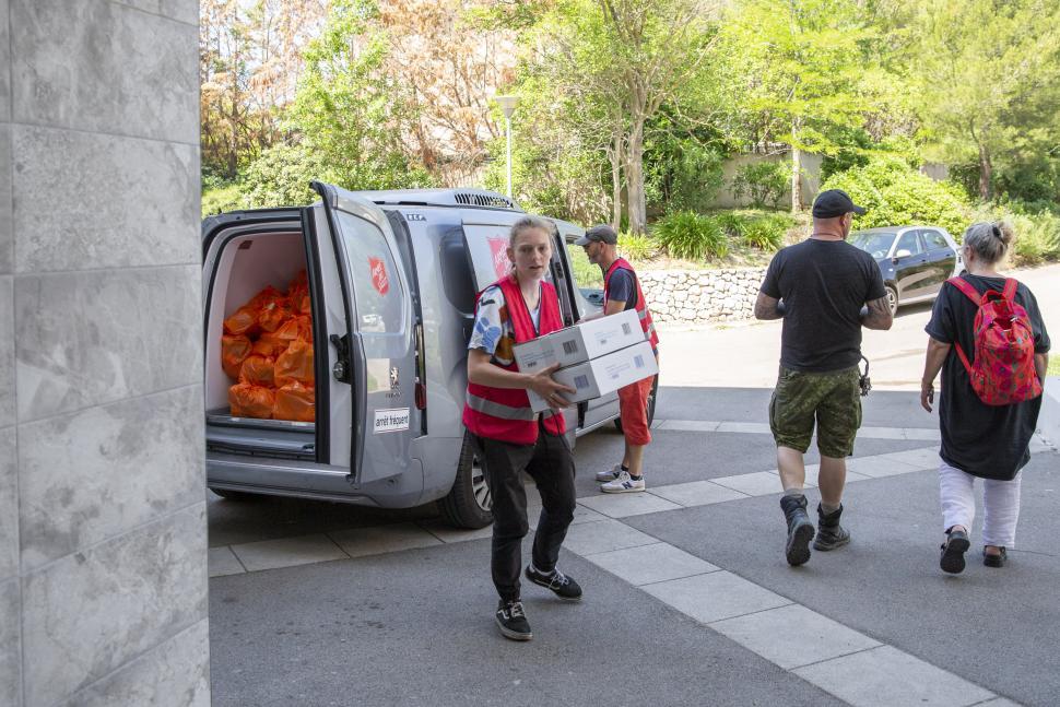 Quand l’Armée du Salut distribue grâce à vous des repas aux réfugiés ukrainiens arrivés à Marseille Quand l’Armée du Salut distribue grâce à vous des repas aux réfugiés ukrainiens arrivés à Marseille