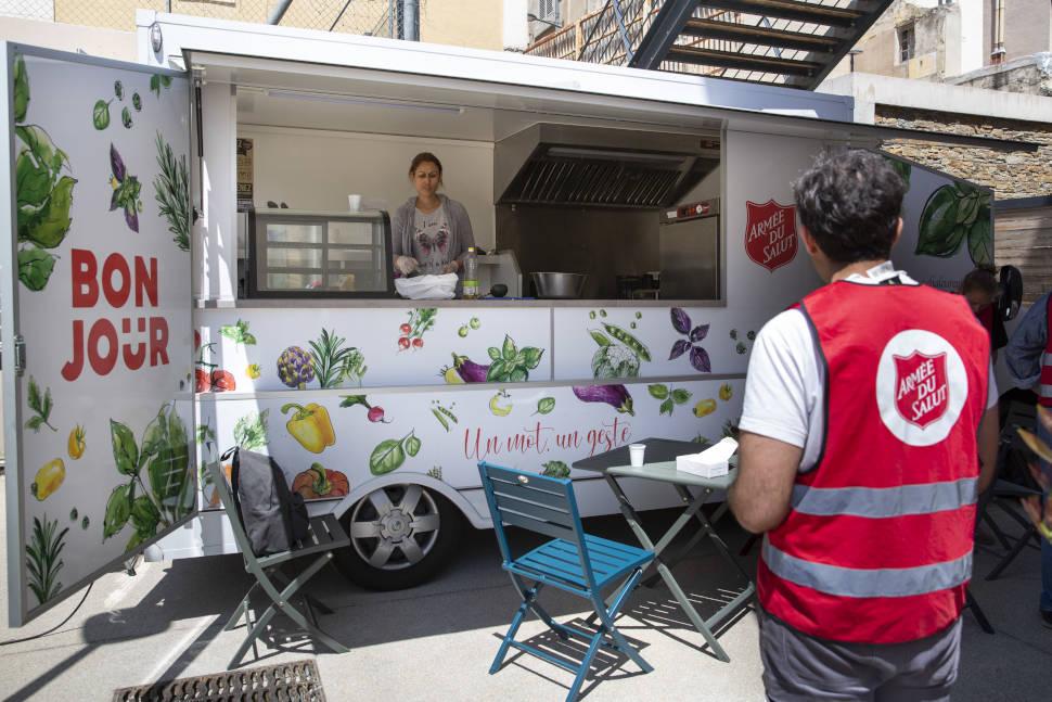 Un camion-cuisine de la Fondation de l’Armée du Salut sillonne les rues de Marseill Un camion-cuisine de la Fondation de l’Armée du Salut sillonne les rues de Marseill